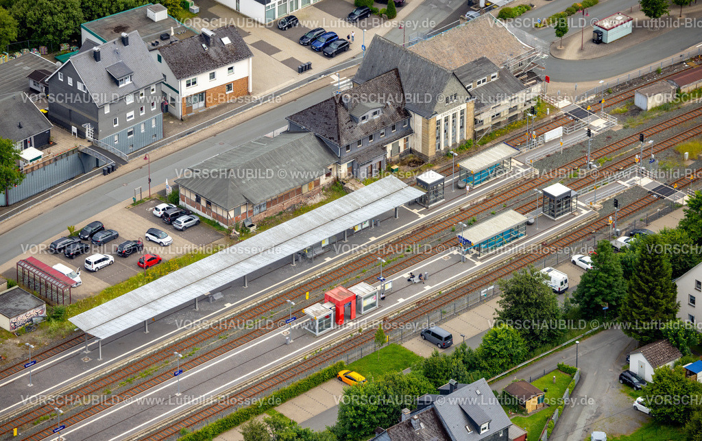 Erndtebrueck240709765 | Luftbild, Bahnhof mit Bahnsteigen, Baustelle am Bahnhofsgebäude, Erndtebrück, Kreis Siegen-Wittgenstein, Nordrhein-Westfalen, Deutschland