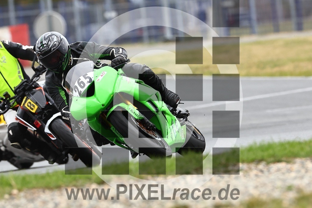 0265-20240916_02095 | Schöne Erinnerungen an spannende Momente - das festzuhalten ist unser Job. PIXELrace.de ist seit 2003 auf den Rennstrecken Europas unterwegs um die Action draußen beim Fahren und die wunderbare Stimmung imm Fahrerlager für euch einzufangen.