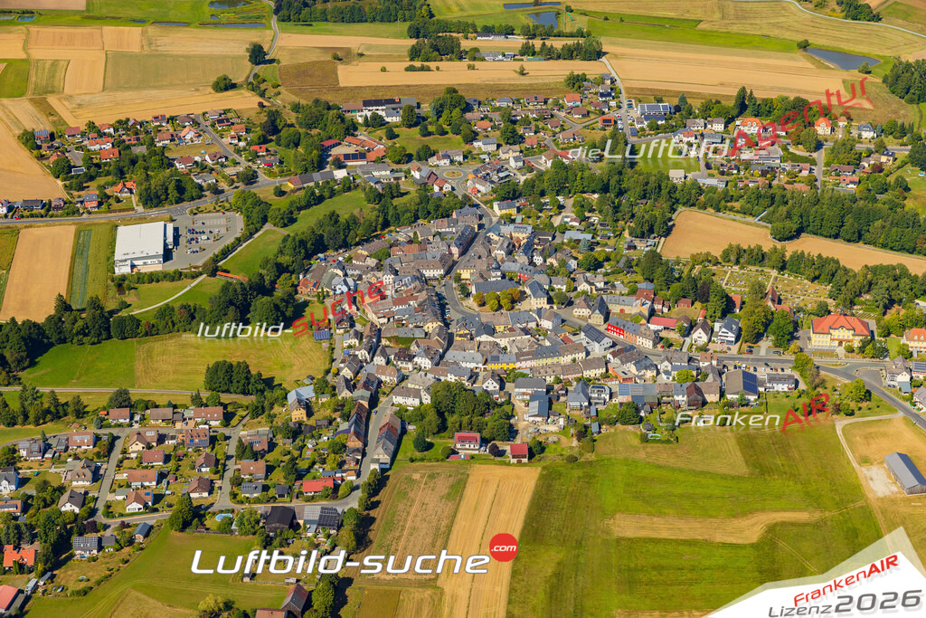Luftaufnahme der Stadt Marktleuthen - Die Luftaufnahme wurde 2025 vom UL-Flugzeug heraus erstellt ( keine Drohne ) - Hochauflösende Luftaufnahme - für professionelle Ausdrucke geeignet. Die Geschenkidee !Mit Lizenz und Bildrechte bestellbar