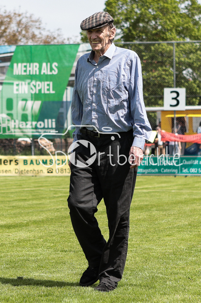 FC Pipinsried - SV Wacker Burghausen | Pipinsried Vereinslegende Konrad HOESS wird in der Halbzeit zum Ehrenpraesidenten ernannt / Ehrung / Einzelfoto / Freisteller