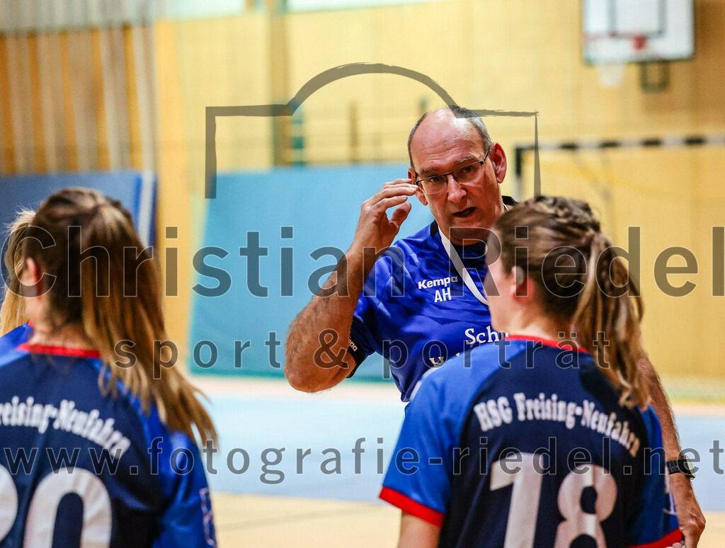 2023-12-09_017_SpVgg_Altenerding_gegen_HSG_Freising-Neufahrn | Erding, Deutschland, 09.12.2023:
Handball, Bezirksoberliga Frauen Altbayern 2023 / 2024, 9. Spieltag, SpVgg Altenerding gegen HSG Freising-Neufahrn, Endergebnis: 29:28

Trainer Alexander Hartinger (HSG Freising-Neufahrn)

Foto: Christian Riedel / fotografie-riedel.net