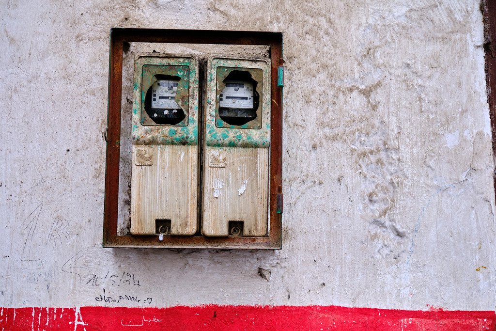 eingeschlagener Stromzähler an einer Hauswand | Casablanca, Marokko - November 09, 2024: eingeschlagener Stromzähler an einer Hauswand. - Realisiert mit Pictrs.com