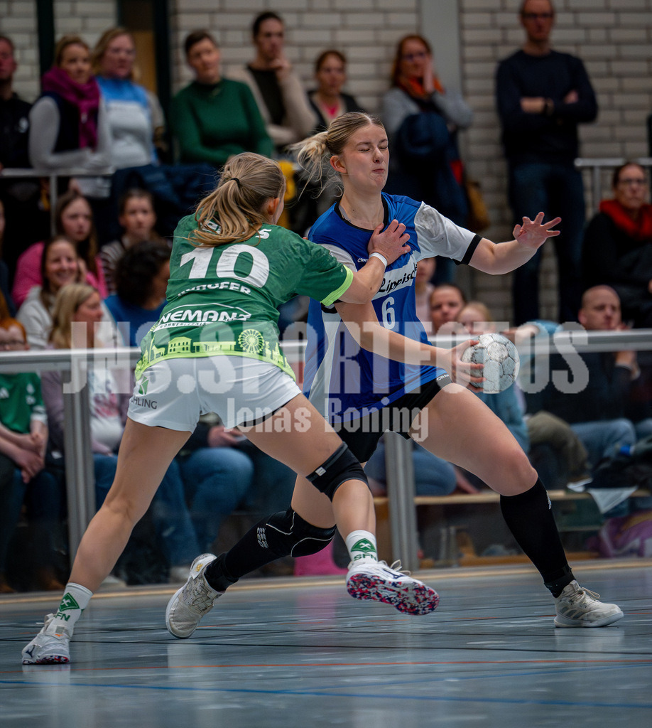 Handball I Frauen I Saison 2025-2026 I 3. Liga Staffel Nord I 10. Spieltag I SC SFN Vechta - HSG Blomberg-Lippe II I 0144 | Svenja Ruhöfer (10, SC SFN Vechta) verteidigt Amy Hounshell (6, HSG Blomberg-Lippe II) - Realisiert mit Pictrs.com