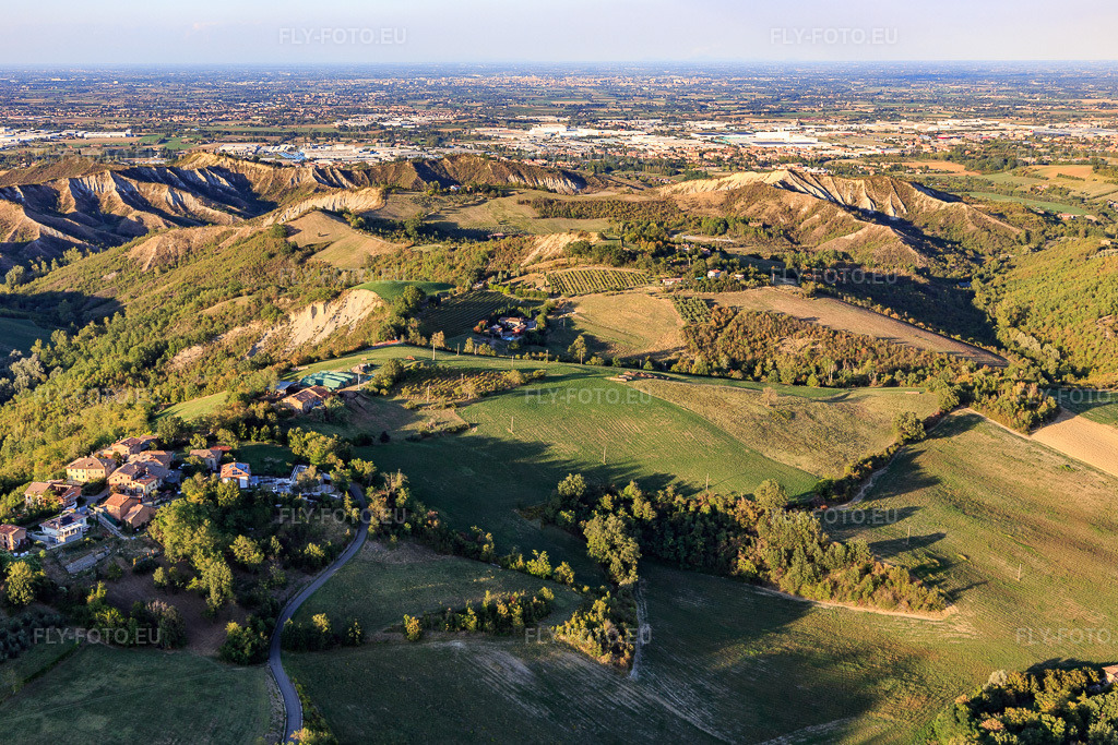 Vue aérienne: Paysage vallonné à le quartier Nirano in Fiorano dans le département Modena, Italie – .Photo: IMG_134643.jpg prise le 19/09/2022 par Werner Riehm/FLY-FOTO.eu – Résolution de l'original: 5201 x 3467 px