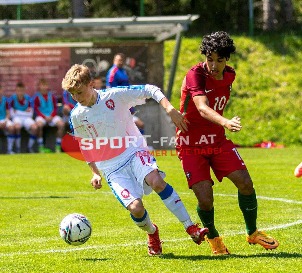 Portugal  U15 -Czech Republic U15 | JOÃO SIMÕES (Portugal #10) KRYSTOF CIZEK (Czech Republic #17) JIRI ZIMA ; Portugal  U15 -Czech Republic U15 am 29.04.2022 in Arnoldstein
(Sportplatz), AUSTRIA, (Photo by Ernst Krawagner sport-fan.at) - Realisiert mit Pictrs.com