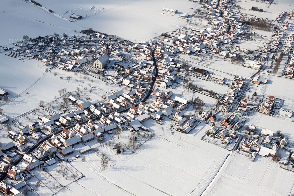 Vue aérienne: Églises enneigées au centre du village à Schleithal dans le département Bas Rhin, France. Photo: IMG_36239.jpg prise le 02/01/2011 par Werner Riehm/FLY-FOTO.euRésolution de l'original: 4752 x 3168 px