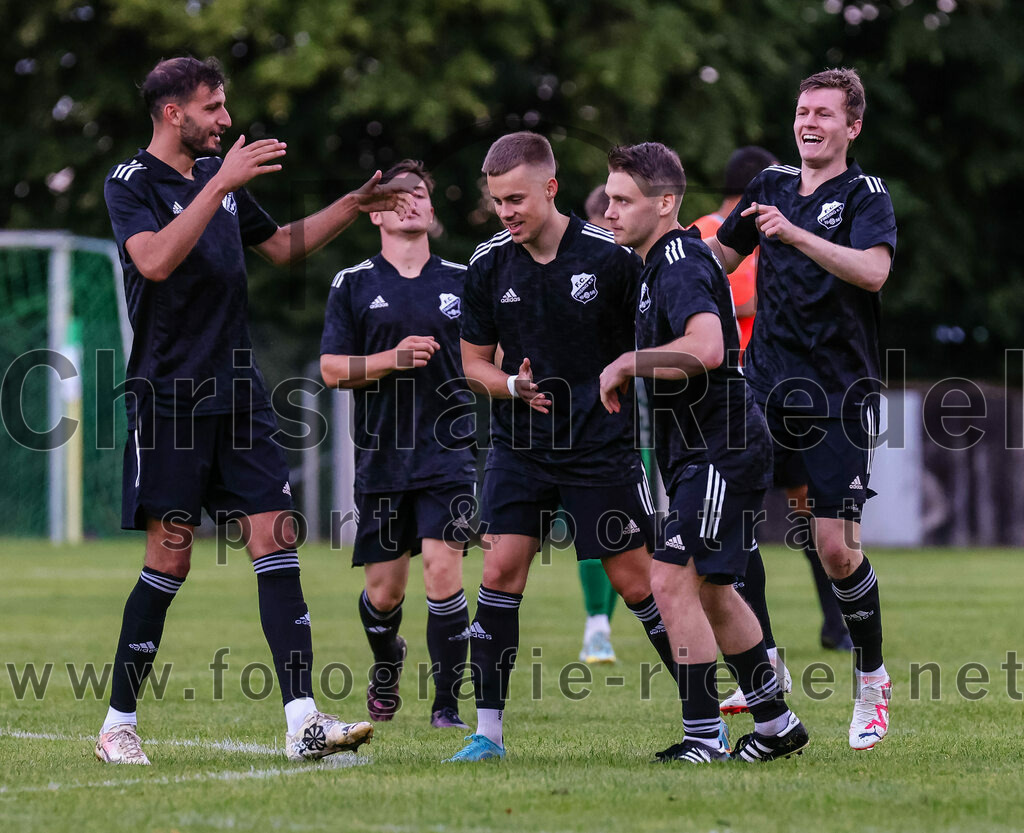 2023-07-25_008_SpVgg_Neuching_gegen_FC_Finsing | Neuching, Deutschland, 25.07.2023:
Fußball, A-Klasse 2023 / 2024, Toto Pokal, SpVgg Neuching gegen FC Finsing, Endergebnis: 2:4

Jubel nach dem 1:3 durch Philipp Tholl (FC Finsing, #4)
Dominik Keuter (FC Finsing, #18), Philipp Tholl (FC Finsing, #4), Patrick Forchhammer (FC Finsing, #13), Fabian Kövener (FC Finsing, #12)

Foto: Christian Riedel / fotografie-riedel.net