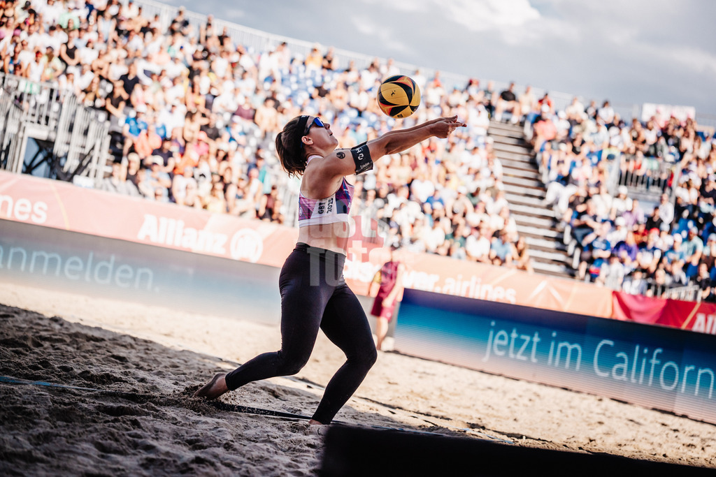 Beachvolleyball | Frauen | Deutsche Meisterschaften 2025 Timmendorfer Strand | 05.09.2025 | Anna-Lena Grüne spielt den Ball
