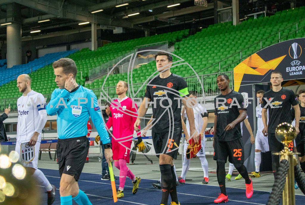 LASK Linz vs Manchester United | Linz, AUSTRIA 12.03.20 - SOCCER-EURO LEAGUE, LASK Linz vs Manchester United  Image shows: the walk in
Photo: Sportmediapics.com/ Andreas Willdoner