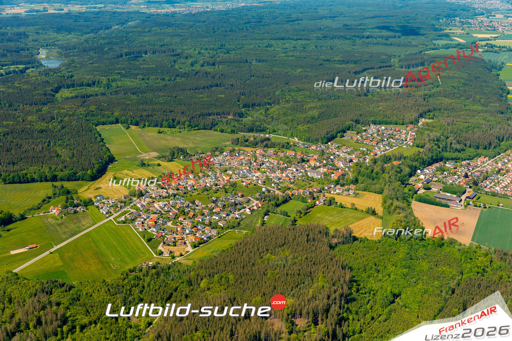 Das Luftbild zeigt : Straßberg Bobingen - Die Luftaufnahme wurde 2024 vom UL-Flugzeug aus erstellt ( keine Drohne ) - Hochauflösende Luftaufnahme - Für grossformatige Ausdrucke geeignet. Die Geschenkidee !Mit Lizenz und Bildrechte bestellbar