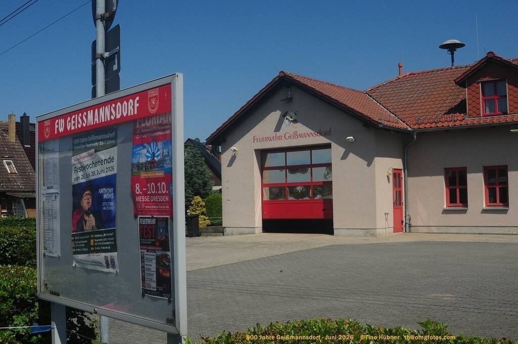 Geißmannsdorf-2026-Ortsbilder-098 | Geißmannsdorf bei Bischofswerda im Sommer 2026. Ein fotografischer Streifzug durch das Dorf Geißmannsdorf, mit Gebäuden, Straßen, Strohpuppen und geschmückten Vorgärten und Grundstücken anlässlich der 800-Jahr-Feier von Geißmannsdorf im Juni 2026 - Realisiert mit Pictrs.com