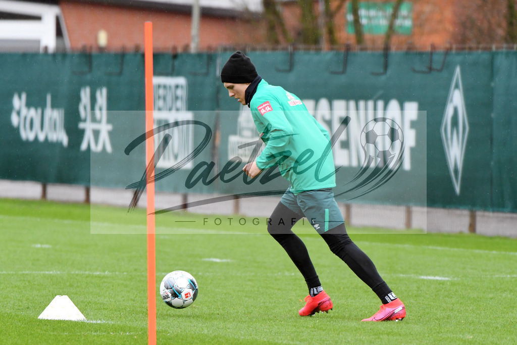 20200129_TRASVW_0064 | Fußball, Herren: Ludwig Augustinsson (SV Werder Bremen) in Aktion, am Ball, Einzelaktion beim Training des SV Werder Bremen am 29.01.2020 im wohninvest Weserstadion in Bremen, Deutschland.(Foto von Nico Paetzel) - Realisiert mit Pictrs.com