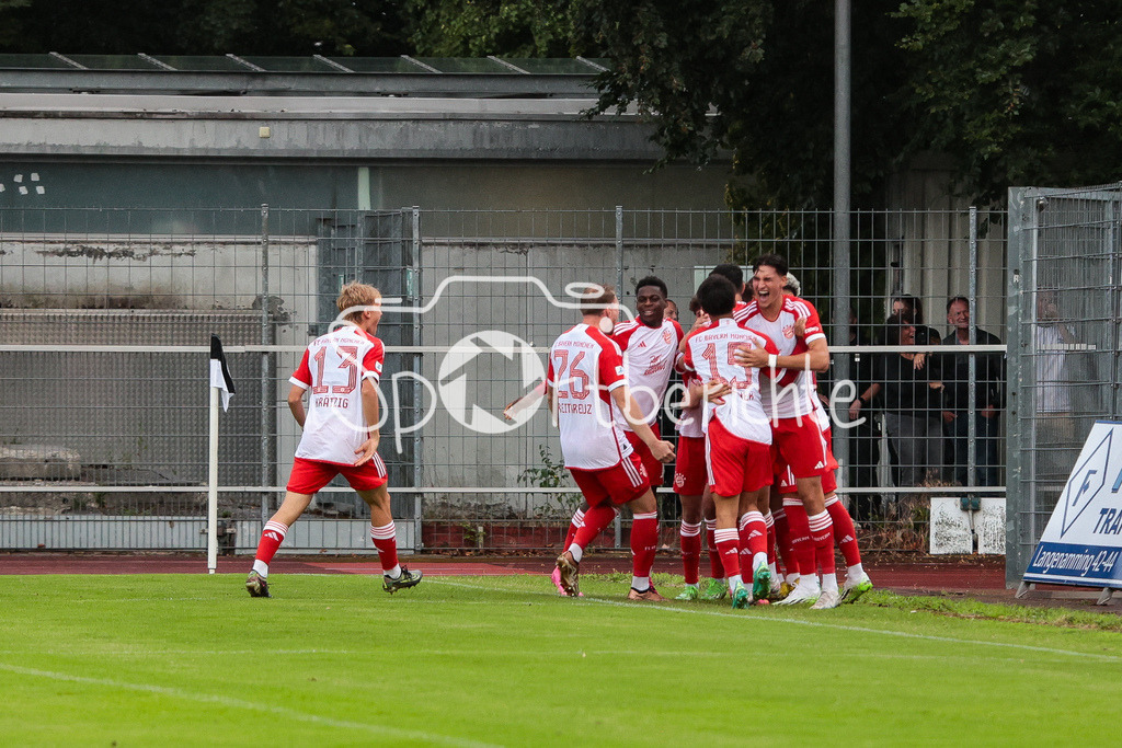SV Wacker Burghausen - FC Bayern Amateure | Jubel der Bayern der fruehen Fuehrung durch Lovro ZVONAREK (FCB #8) zum 0-1