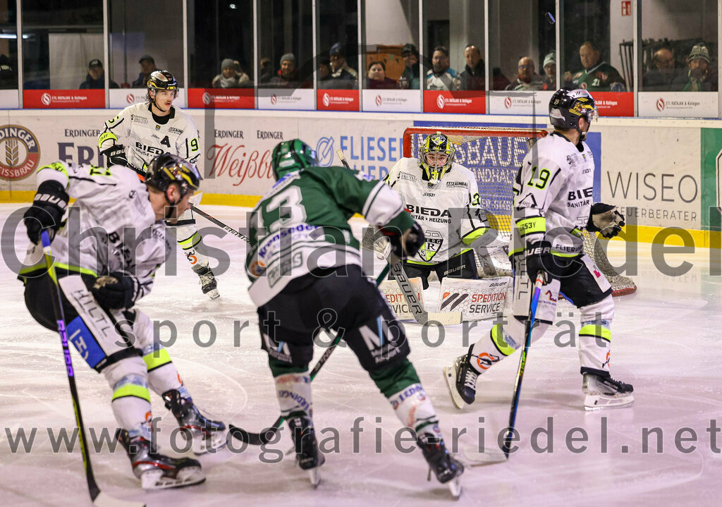 2024-02-02_103_TSV_Erding_gegen_ERSC_Amberg | Erding, Deutschland, 02.02.2024:
Eishockey, Bayernliga Vorrunde 2023 / 2024, 30. Spieltag, TSV Erding gegen ERSC Amberg, Endergebnis: 1:0

Michael Franz (Erding Gladiators, #13), Torwart Timon Bätge (ERSC Amberg, #31), Kevin Schmitt (ERSC Amberg, #19)

Foto: Christian Riedel / fotografie-riedel.net