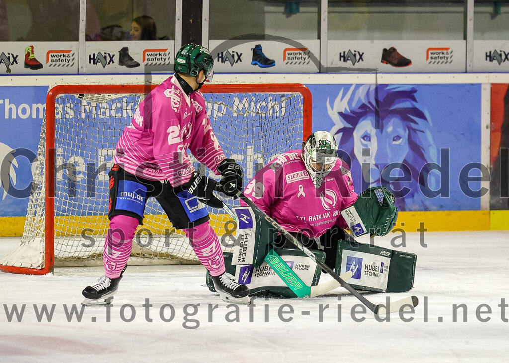 2025-10-28_105_TSV_Erding_gegen_Toelzer_Loewen | Erding, Deutschland, 28.10.2025:Eishockey, Oberliga Süd 2025 / 2026, 13. Spieltag, TSV Erding gegen Tölzer Löwen, Endergebnis: 2:5Mark Waldhausen (Erding Gladiators, #27), Torwart Leon Meder (Erding Gladiators, #39)Foto: Christian Riedel / fotografie-riedel.net