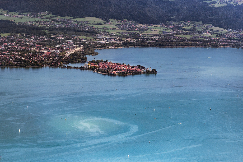 dr__0059112.jpg | LINDAU (BODENSEE) 20.08.2020 Stadtgebiet mit Außenbezirken und Innenstadtbereich in Lindau (Bodensee) im Bundesland Bayern, Deutschland. // City area with outside districts and inner city area in Lindau (Bodensee) in the state Bavaria, Germany. Foto: Daniel Reiter