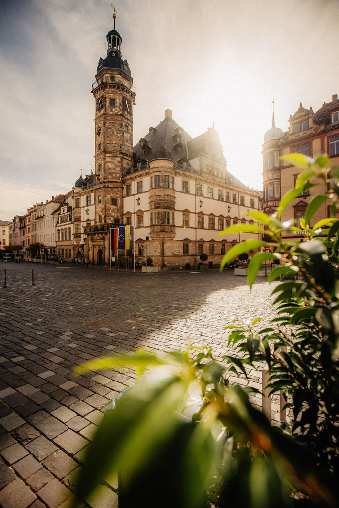 Rathaus Altenburg am Markt | Hochwertige Drucke aus deiner Stadt. Ob auf Leinwand, Acrlylglas, Alu-Dibond, Gallery Print als Poster oder Tapete. Wir zeigen dir deine Stadt von seiner schönsten Seite. 