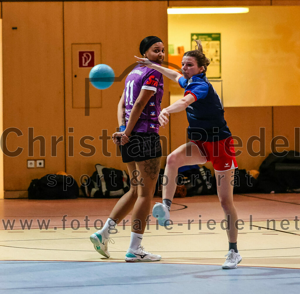 2023-12-09_076_SpVgg_Altenerding_gegen_HSG_Freising-Neufahrn | Erding, Deutschland, 09.12.2023:
Handball, Bezirksoberliga Frauen Altbayern 2023 / 2024, 9. Spieltag, SpVgg Altenerding gegen HSG Freising-Neufahrn, Endergebnis: 29:28

Nikayla Alston (SpVgg Altenerding, #11), Carla Bluhme (HSG Freising-Neufahrn, #18)

Foto: Christian Riedel / fotografie-riedel.net