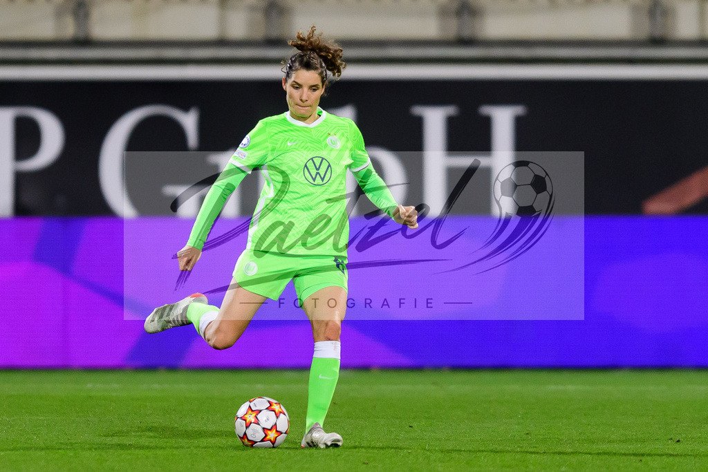 WOBJUV20211118_123 | Fussball, Frauen: Dominique Janssen (VfL Wolfsburg) in Aktion, am Ball, Einzelaktion bei dem Spiel der UEFA Women´s Champions League zwischen VfL Wolfsburg und Juventus Turin im AOK-Stadion am 18.11.2021 in Wolfsburg, Deutschland. - Realisiert mit Pictrs.com