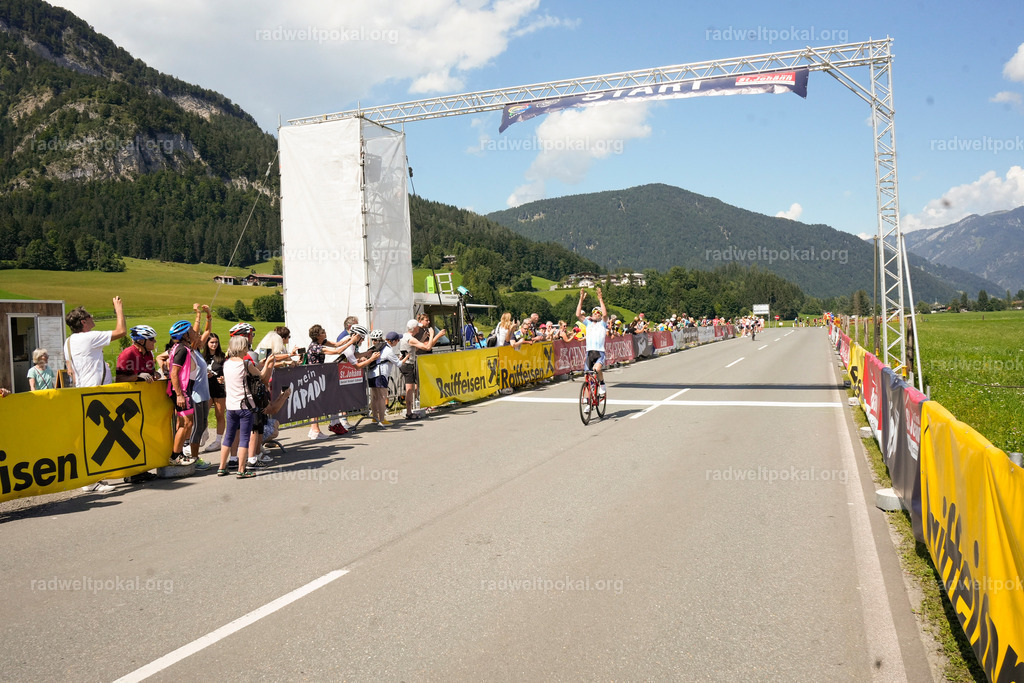 695_20230817_Bewerb_Maenner_Muehlanger | AUT - OESTERREICH, 2023-08-16: SPORT RENNRAD-FAHREN - 55. INTERNATIONALER RADWELTPOKAL IN ST. JOHANN IN TIROL  - Vintage-Radrennen mit WM-Bronze-Medaillen-Siegerin Christina Schweinberger, den Teilnehmer und Alexander Baumann (vom Orginastions-Team) - TAG 2 BEWERB MAENNER IN SECHS GRUPPEN  ; Foto: Roland Muehlanger