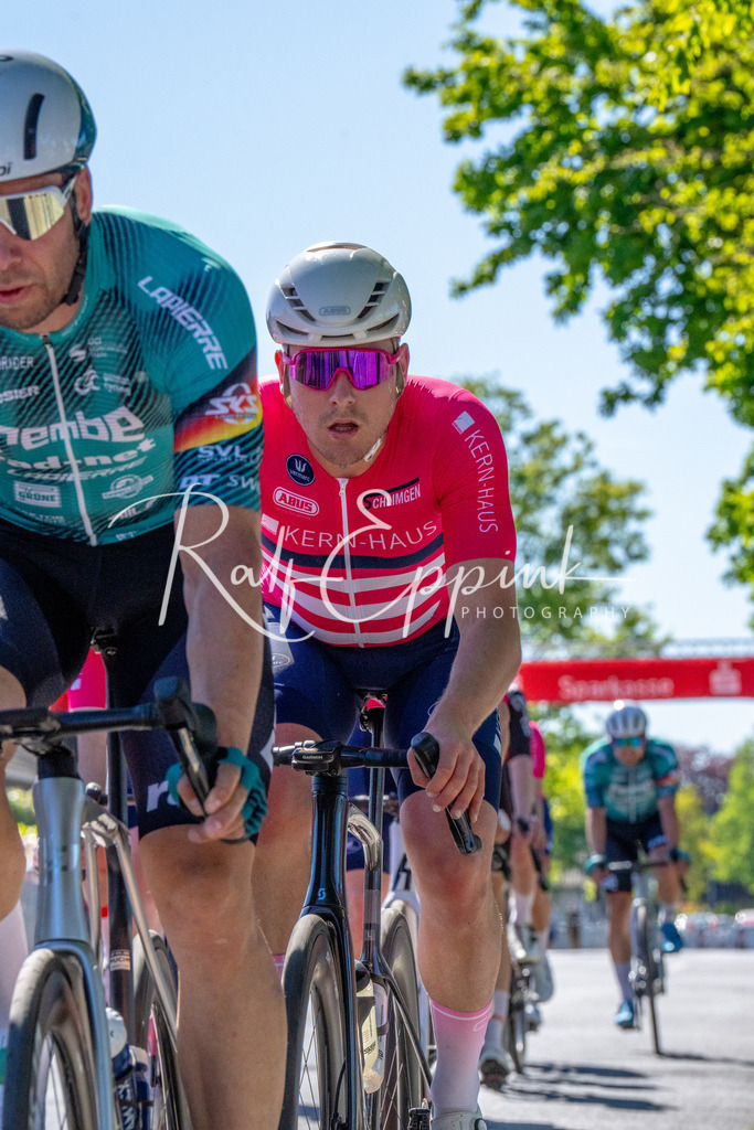 Spurt in den Mai 2026 - Großer Preis der Sparkasse Neuss | Annual one-day road cycling race "Großer Preis der Sparkasse Neuss" held in Büttgen, Germany, organized by VfR Büttgen 1912 e.V. The event features multiple races across all age categories from U11 youth to Elite men. - Realisiert mit Pictrs.com