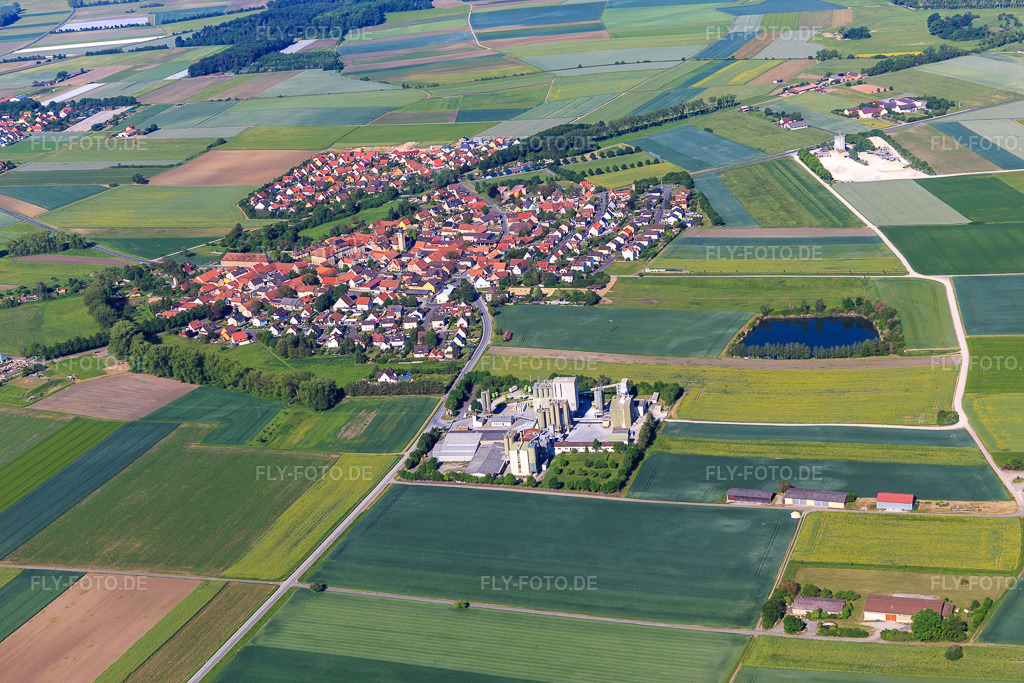 Luftbild: Ortsübersicht aus Osten mit Gipswerk CASEA Gmb in Sulzheim im Bundesland Bayern in Deutschland. – Foto: IMG_100531.jpg vom 28.05.2017 durch Werner Riehm/FLY-FOTO.de – Auflösung des Originals: 5472 x 3648 px