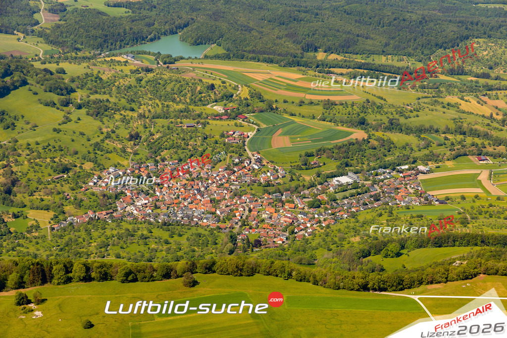 Das Luftbild zeigt : Glems Metzingen - Die Luftaufnahme wurde 2024 vom UL-Flugzeug aus erstellt ( keine Drohne ) - Hochauflösende Luftaufnahme - Für grossformatige Ausdrucke geeignet. Die Geschenkidee !Mit Lizenz und Bildrechte bestellbar