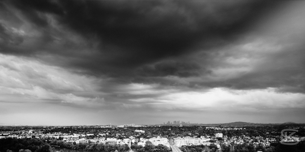 Gewittersturm über Paris 2007 – Dramatische Schwarzweiß-Stadtansicht von Saint-Germain | Dramatische Schwarzweiß-Fotografie von Paris unter bedrohlichem Gewitterhimmel. Aufgenommen 2007 von Saint-Germain mit spektakulären Wolkenformationen über der Stadt von Stefan Kuhn. - Realisiert mit Pictrs.com