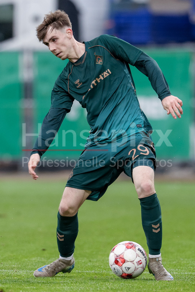 Fussball, Regionalliga Nord, SV Werder Bremen II - FSV Schöningen | Paul Levi Wagner (SV Werder Bremen II, 29) am Ball, Freisteller, Einzelbild, Ganzkörper, Aktion, Action, Spielszene