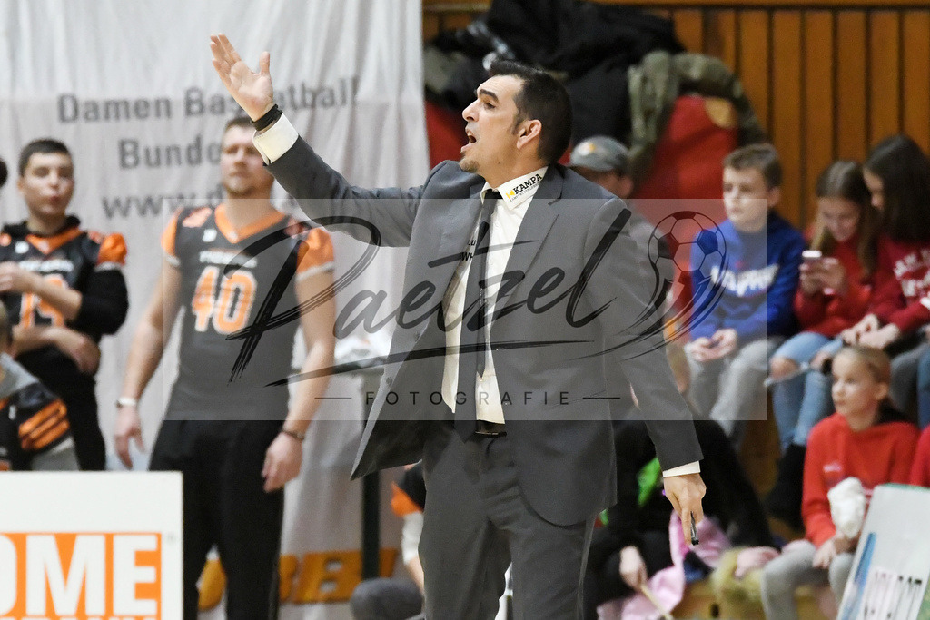 20200126_PANHAL_0080 | Basketball, Frauen: Trainer Jose Araujo (GISA LIONS SV Halle) gestikuliert beim Spiel der Toyota DBBL zwischen GiroLive-Panthers Osnabrück vs. GISA LIONS SV Halle am 26.01.2020 im Panthers Dome in Osnabrück, Deutschland.(Foto von Nico Paetzel) - Realisiert mit Pictrs.com