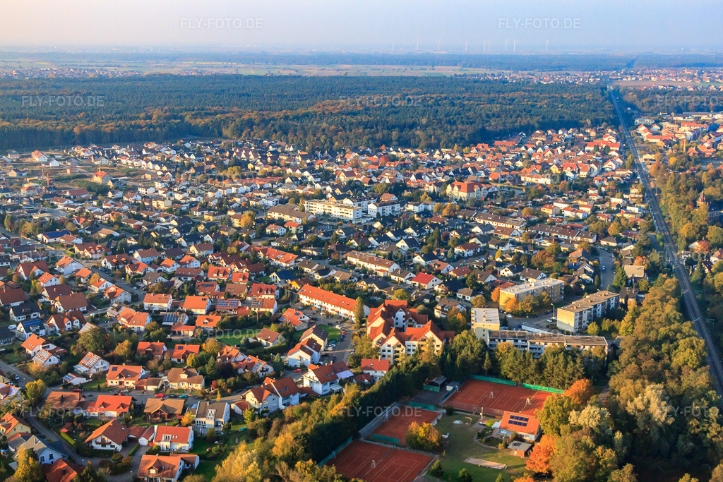 Luftbild: Ortsansicht westlich der Bahnlinie in Jockgrim im Bundesland Rheinland-Pfalz in Deutschland. Foto: IMG_46102.jpg vom 23.10.2011 durch Werner Riehm/FLY-FOTO.deAuflösung des Originals: 4752 x 3168 px