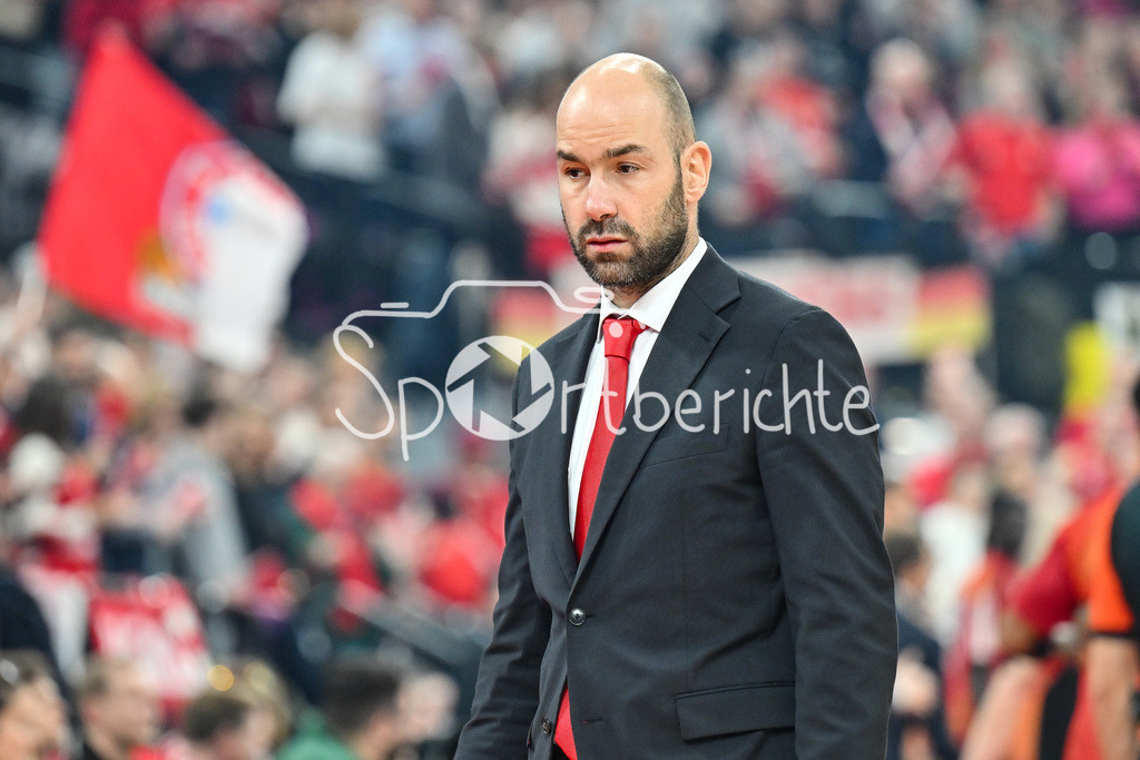 FC Bayern Basketball - AS Monaco Basket | MUNICH, GERMANY - 05. FEBRUARY: im Bild ein nachdenklicher Vassilis SPANOULIS Trainer AS Monaco Basket / Einzelfoto / Freisteller während dem Match zwischen dem FC Bayern Basketball und dem AS Monaco Basket am 27. Spieltag der EuroLeague im SAP GARDEN