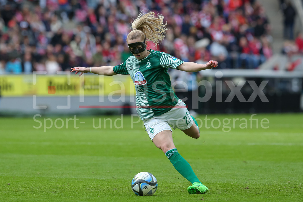 Fussball, Google Pixel Frauen-Bundesliga, 1. FC Köln - SV Werder Bremen | v.li.: Nina Lührßen (SV Werder Bremen, 27) am Ball, Freisteller, Einzelbild, Ganzkörper, Aktion, Action, Spielszene, DIE DFB-RICHTLINIEN UNTERSAGEN JEGLICHE NUTZUNG VON FOTOS ALS SEQUENZBILDER UND/ODER VIDEOÄHNLICHE FOTOSTRECKEN. DFB REGULATIONS PROHIBIT ANY USE OF PHOTOGRAPHS AS IMAGE SEQUENCES AND/OR QUASI-VIDEO.