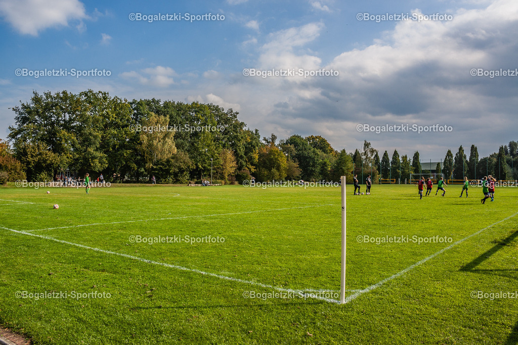 Sportplatz an der Dreifachturnhalle, Delbrück | Blick auf den Sportplatz an der Dreifachturnhalle in Delbrück im Jahr 2020 - Realisiert mit Pictrs.com