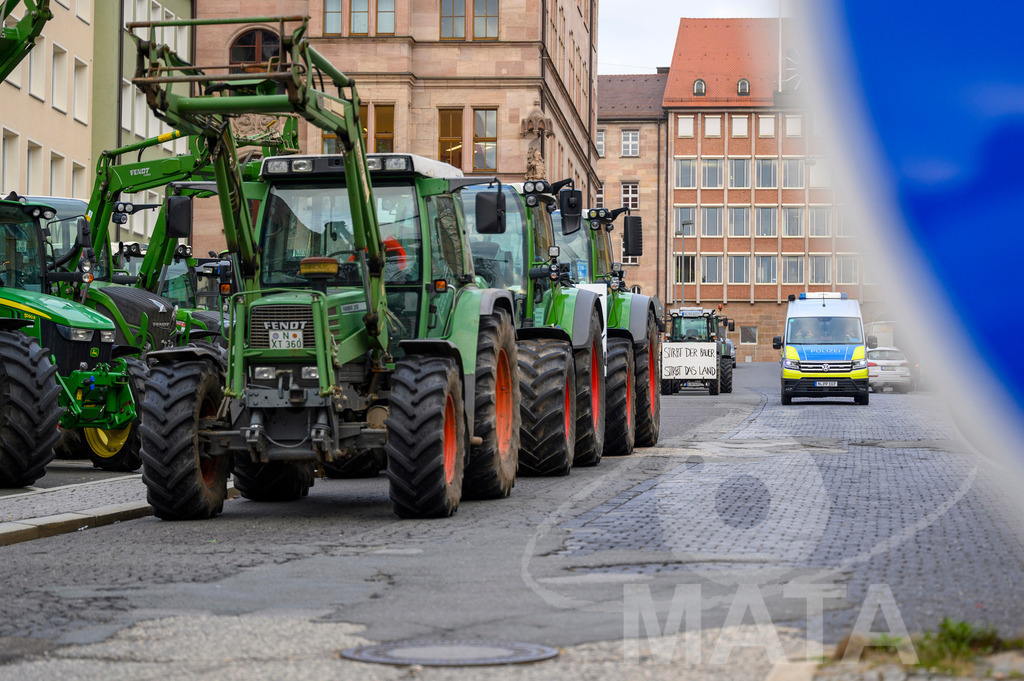 _DWA4281 | Bauerndemo gegen Agrarpolitik der Bundesregierung  auf dem Straße Obstmarkt und Hauptmarkt . Nürnberg, 08.01.2024 - Realisiert mit Pictrs.com