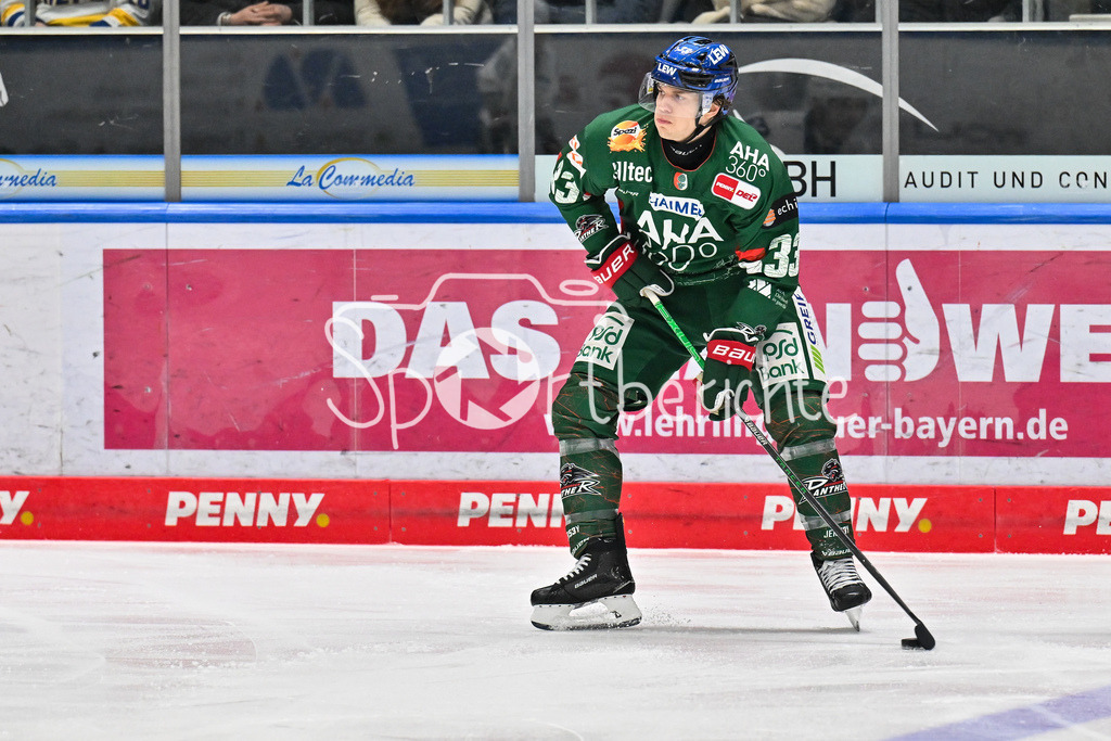 Augsburger Panther - Adler Mannheim | AUGSBURG, GERMANY - 28. DECEMBER: am Puck Tim WOHLGEMUTH (Augsburger Panther 33) / Einzelfoto / Freisteller während dem Match zwischen den Augsburger Panthern und den Adler Mannehim am 33. Spieltag der Penny DEL im Curt Frenzel Stadion