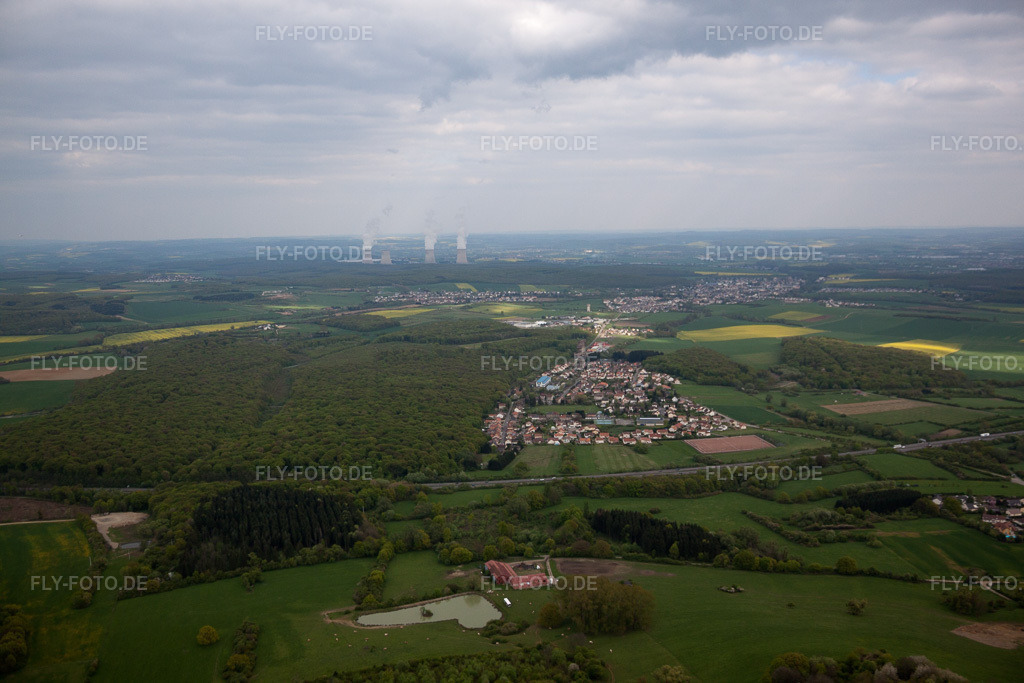Luftbild: Ortsansicht in Hettange-Grande im Bundesland Moselle in Frankreich. – Foto: IMG_39701.jpg vom 16.04.2011 durch Werner Riehm/FLY-FOTO.de – Auflösung des Originals: 4752 x 3168 px