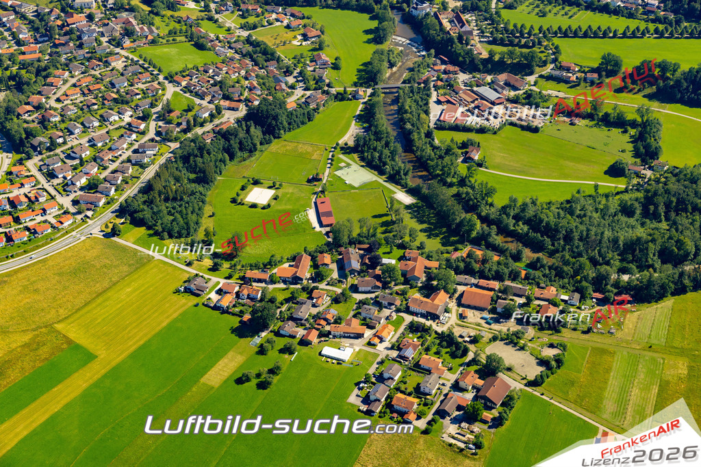 Aktuelles Luftbild von Traunwalchen Traunreut - Die Luftaufnahme wurde 2022 mittels UL-Flugzeug erstellt ( keine Drohne ) - hochauflösende Kamera-Systeme von  Canon -Beste Qualität - Für grossformatige Ausdrucke geeignet. Die Geschenkidee !