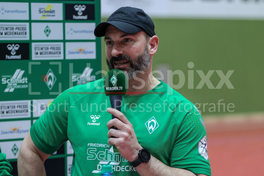 Handball, 2. Bundesliga Frauen, SV Werder Bremen - Bergischer HC | v.li.: Patrice Giron (Interimstrainer, Trainer, SV Werder Bremen), während der Pressekonferenz nach dem Spiel, Portrait, Nahaufnahme, Einzelfoto, Einzelbild