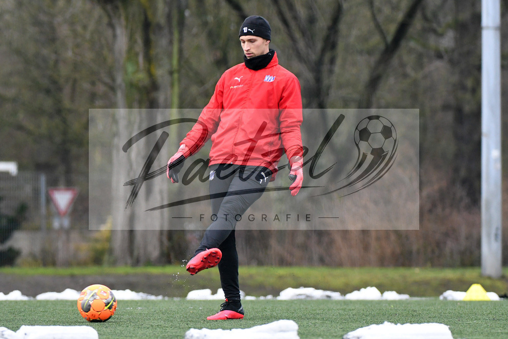 20200226_TRAOSN_0103 | Fussball, Herren: Torhueter Nils Koerber (VfL Osnabrueck) in Aktion, am Ball, Einzelaktion waehrend der Trainingseinheit des VfL Osnabrueck im Sportpark Illoshoehe am 26.02.2020 in Osnabrueck, Deutschland. - Realisiert mit Pictrs.com