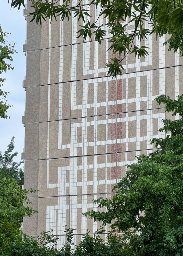 Neubrandenburg-Südstadt | Fassadenplatten mit eingelegten keramischen Spaltplatten – Ostmoderne - Realisiert mit Pictrs.com