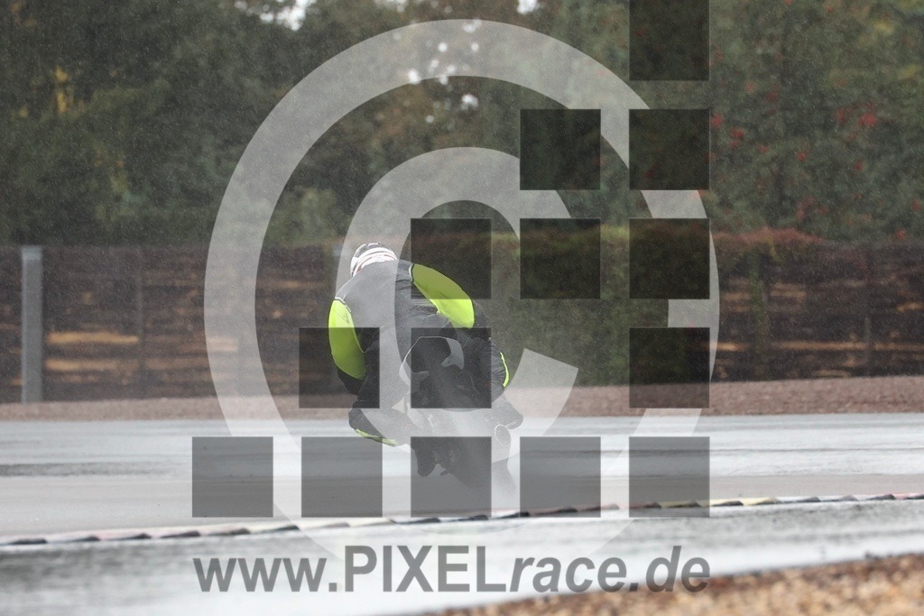 0022-20250922_31141 | Schöne Erinnerungen an spannende Momente - das festzuhalten ist unser Job. PIXELrace.de ist seit 2003 auf den Rennstrecken Europas unterwegs um die Action draußen beim Fahren und die wunderbare Stimmung imm Fahrerlager für euch einzufangen.