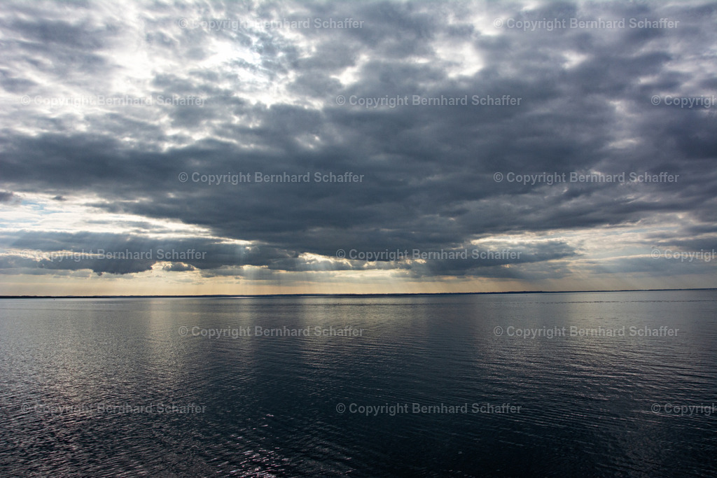 Wolken über der Ostsee | Dunkle Wolken und Sonnenstrahlen am Abend über der Ostsee. - Realisiert mit Pictrs.com