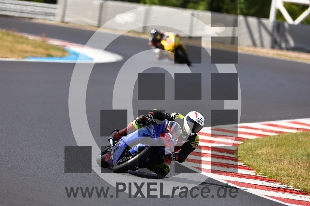 0901-20250718_02113 | Schöne Erinnerungen an spannende Momente - das festzuhalten ist unser Job. PIXELrace.de ist seit 2003 auf den Rennstrecken Europas unterwegs um die Action draußen beim Fahren und die wunderbare Stimmung imm Fahrerlager für euch einzufangen.