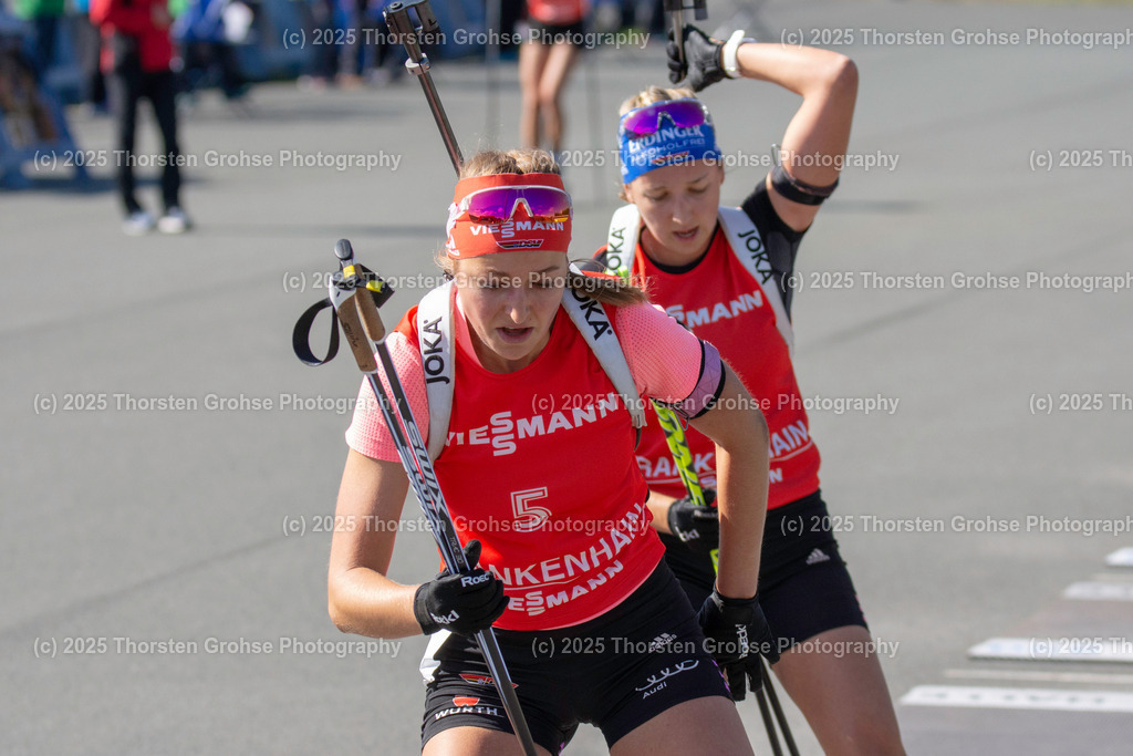 Deutsche Meisterschaften Biathlon 2018 | Deutsche Meisterschaften Biathlon 2018, Massenstart Frauen am 15.09.2018 in der DKB SKI ARENA in Oberhof, (Deutschland)

Bild: Franziska Preuss vom SC Haag / Zoll (3),
Luise Kummer vom SV Frankenhain / BwO (5) - Realisiert mit Pictrs.com