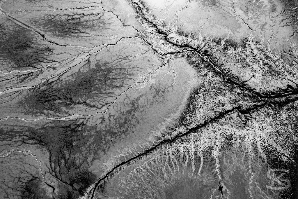 Ground Levels – Abstrakte Landschaften entwässerter Seen aus der Vogelperspektive | Ground Levels zeigt Drohnenaufnahmen entwässerter Seegründe, die zwischen Realität und Abstraktion oszillieren. Rinnsale, Pfützen und Muster verwandeln sich aus der Luft zu abstrakten Kompositionen – Fotokunst von Stefan Kuhn. - Realisiert mit Pictrs.com