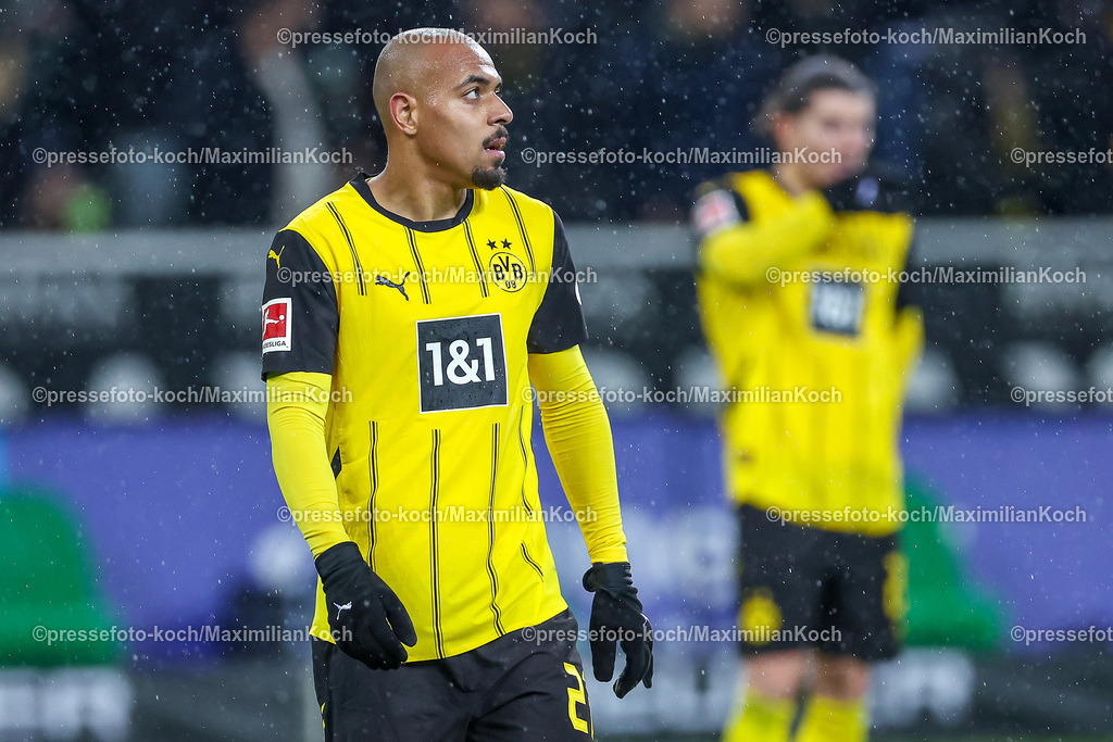 BMG07122401142 | 07.12.2024, Fußball, Borussia Mönchengladbach - Borussia Dortmund, 1. Fußball Bundesliga, Borussia-Park, Saison 2024 2025: Enttäuschung - Enttäuschte Gesichter bei den Spielern vom BVB nach dem 1:1 Unentschieden. Donyell Malen (BVB #21) steht unzufrieden im Regen DFB regulations prohibit any use of photographs as image sequences and or quasi-video.