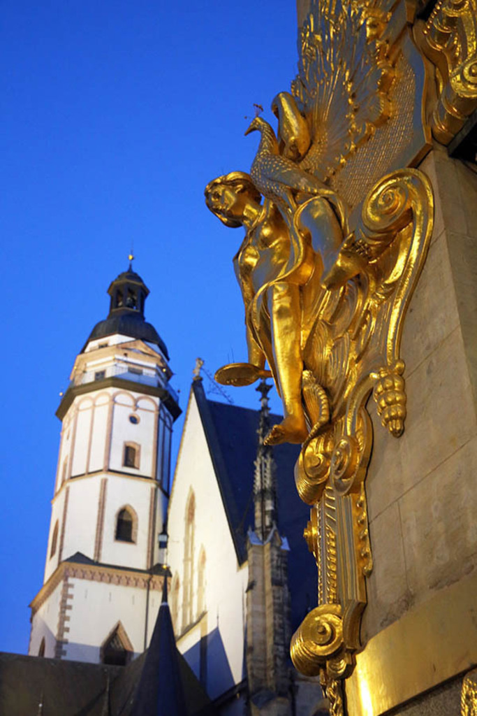 Foto: Leipzig - Kaufhaus Ebert - Thomaskirche und Fassadenelement Allegorie der Eitelkeit | Das Team hinter BILDLEXIKON LEIPZIG bündelt historische wie aktuelle Informationen über die Stadt Leipzig in Text und Bild auf einer Plattform und stellt diese der interessierten Öffentlichkeit zur Verfügung.