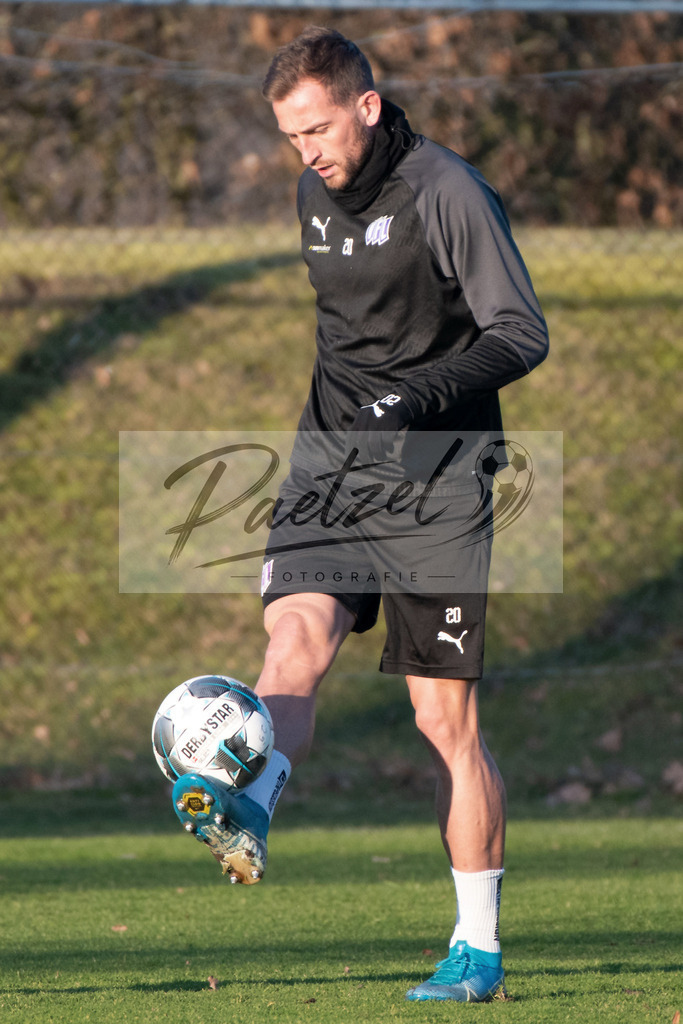 20200121_TRAOSN_0010 | Fußball, Herren: Marc Heider (VfL Osnabrück) in Aktion, am Ball, Einzelaktion beim Training des VfL Osnabrück am 21.01.2020 im Sportpark Illoshöhe in Osnabrück, Deutschland.(Foto von Nico Paetzel) - Realisiert mit Pictrs.com