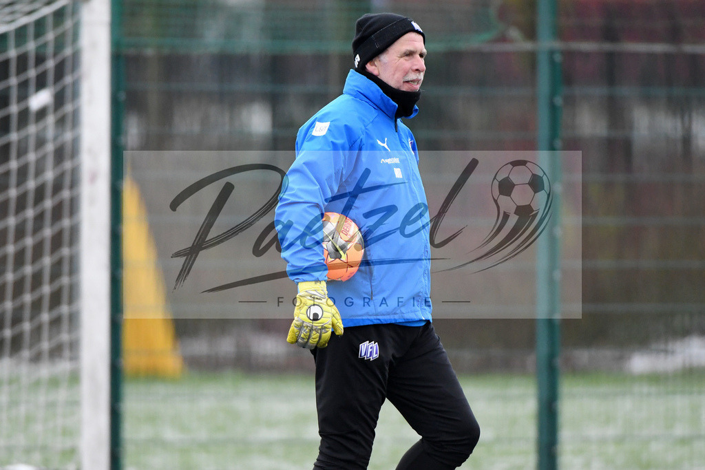20200226_TRAOSN_0024 | Fussball, Herren: Torwart-Trainer Rolf Meyer (VfL Osnabrueck) schaut waehrend der Trainingseinheit des VfL Osnabrueck im Sportpark Illoshoehe am 26.02.2020 in Osnabrueck, Deutschland. - Realisiert mit Pictrs.com